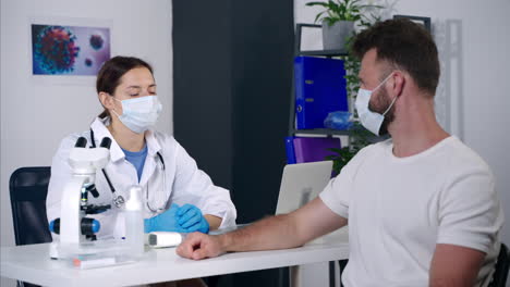 consulta con el médico y el paciente