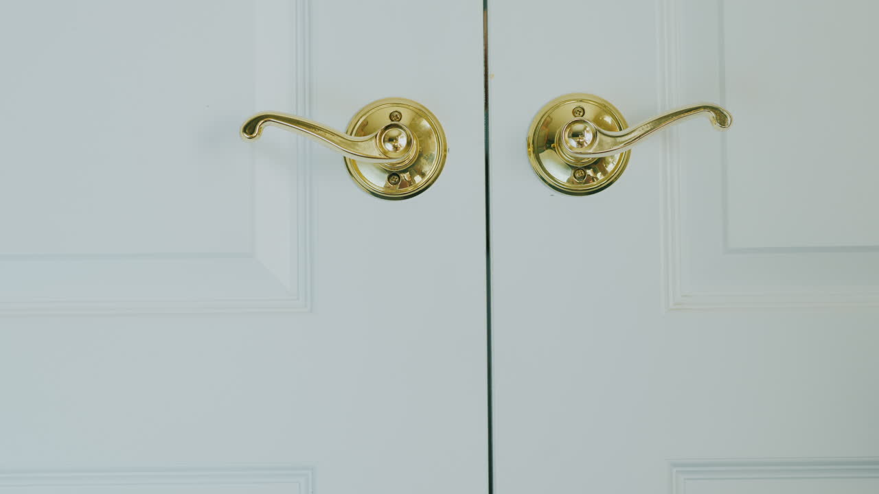 一个女人的手很快就把一个"不要打扰"的标志挂在门上的手上