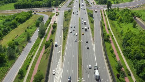 vista superior de la carretera de la autopista. clip. autopista con tráfico en el bosque. autopista suburbana con automóviles y camiones. viajes y transporte. vista aérea