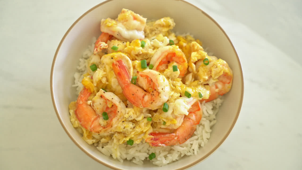 새우 덮밥을 곁들인 홈메이드 크림 오믈렛