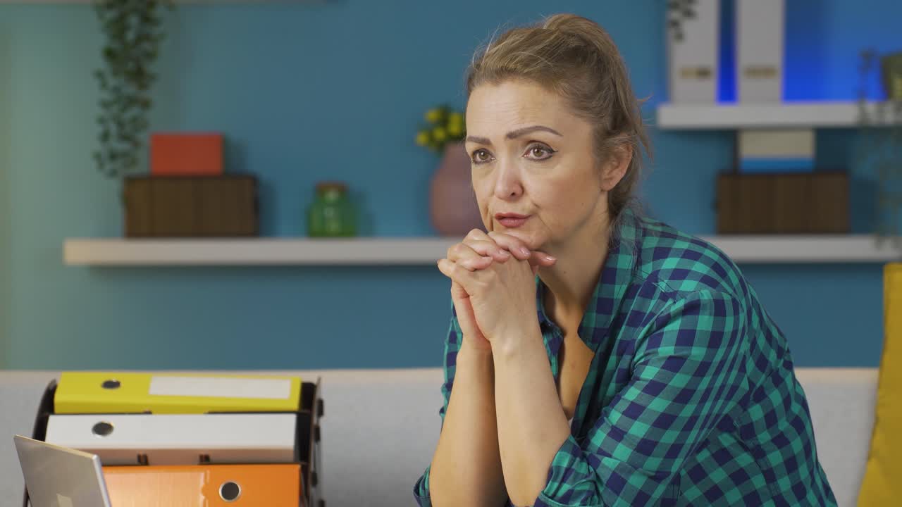 trabajadora de oficina en casa, mujer desesperada.