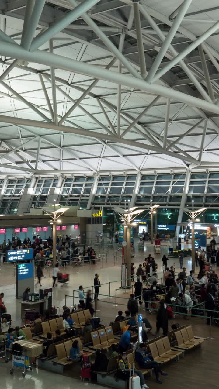 Time-lapse di un terminal aeroportuale affollato con viaggiatori e banchi del check-in