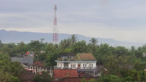 Dorf-Und-Turmsender-UKW-Radiosender-Im-Hintergrund