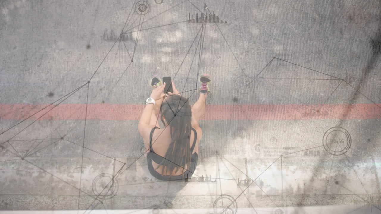 animación de la red de conexiones a través de una mujer en forma utilizando un teléfono inteligente