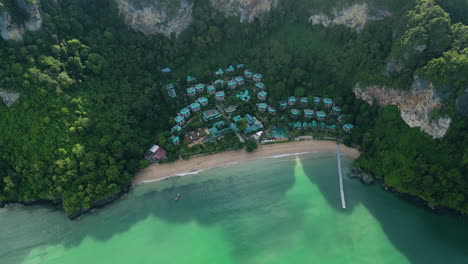 Pequeño-Pueblo-De-Tailandia-En-La-Costa-Arenosa-Rodeado-De-Montañas,-Vista-Aérea