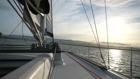 vista desde un velero en la bahía de san francisco cerca del puerto deportivo de redwood city al atardecer
