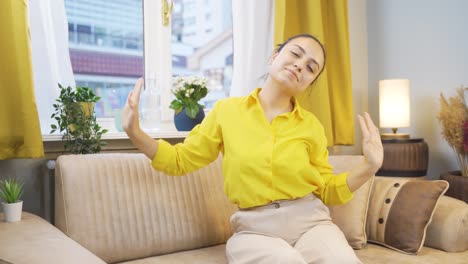 Mujer-Joven-Feliz-Bailando-En-Casa.