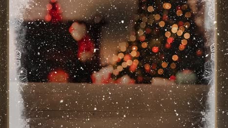 composición de video con nieve sobre la habitación con decoraciones de navidad vistas a través de una ventana helada
