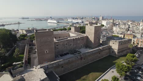 Drone-Aéreo-Volando-Sobre-El-Castillo-De-Suabia-De-Bari