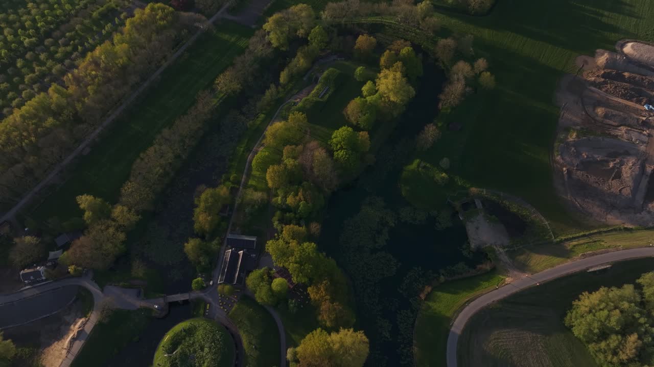 Gyldne nuancer over Fort Vuren og Waal-flodens landskab, Nederlandene