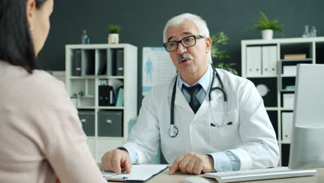 consulta con el médico y el paciente