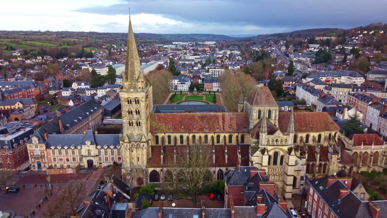 Volo ravvicinato di drone verso la Cattedrale di Lisieux in stile romanico, nota anche come Cattedrale di Saint-Pierre de Lisieux, Francia.