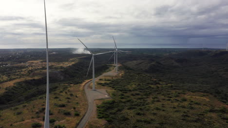 Vista-Aérea-Hacia-Atrás-Del-Parque-Eólico-De-Matafongo