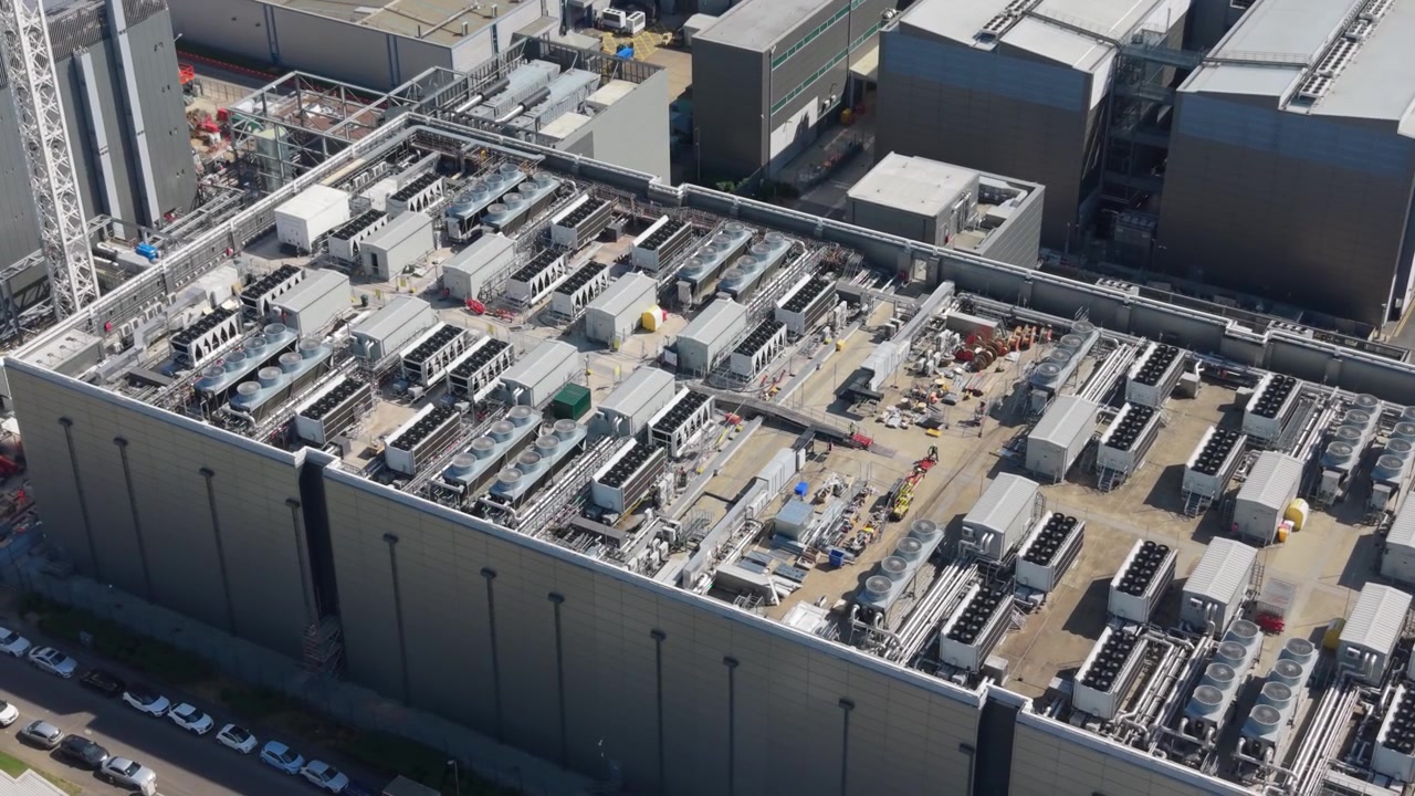 Infrastruktur af et massivt datacenterkompleks set fra oven.