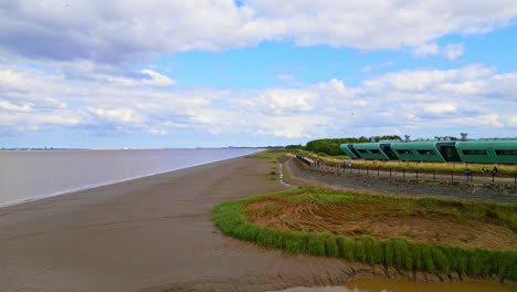 Explore-El-Hermoso-Parque-Rural-Y-Centro-De-Visitantes-Waters&#39;-Edge,-Situado-Junto-Al-Puente-Humber-A-Orillas-Del-Río-Humber.