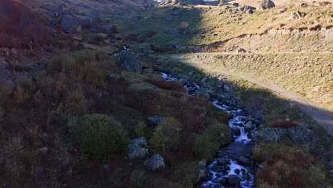 Gebirgsbach-Zwischen-Herbstlichen-Wiesen-Im-Hochland-Von-Georgia