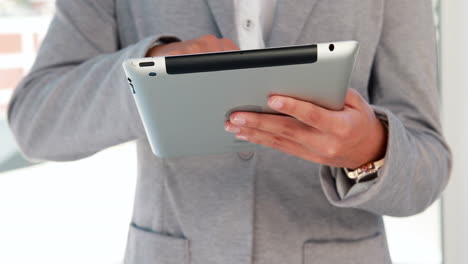 mujer de negocios usando una tableta en la oficina