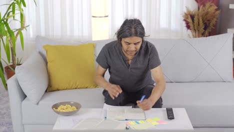 hombre perezoso en casa viendo televisión y comiendo papas fritas.