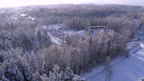 vuelo de invierno con un dron revelando un objeto militar