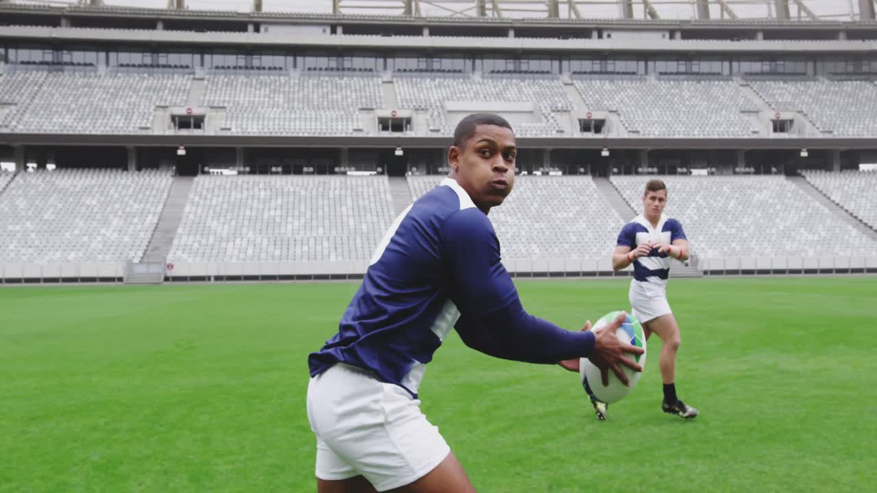 4k 경기장에서 럭비 경기를 하는 남성 럭비 선수 들