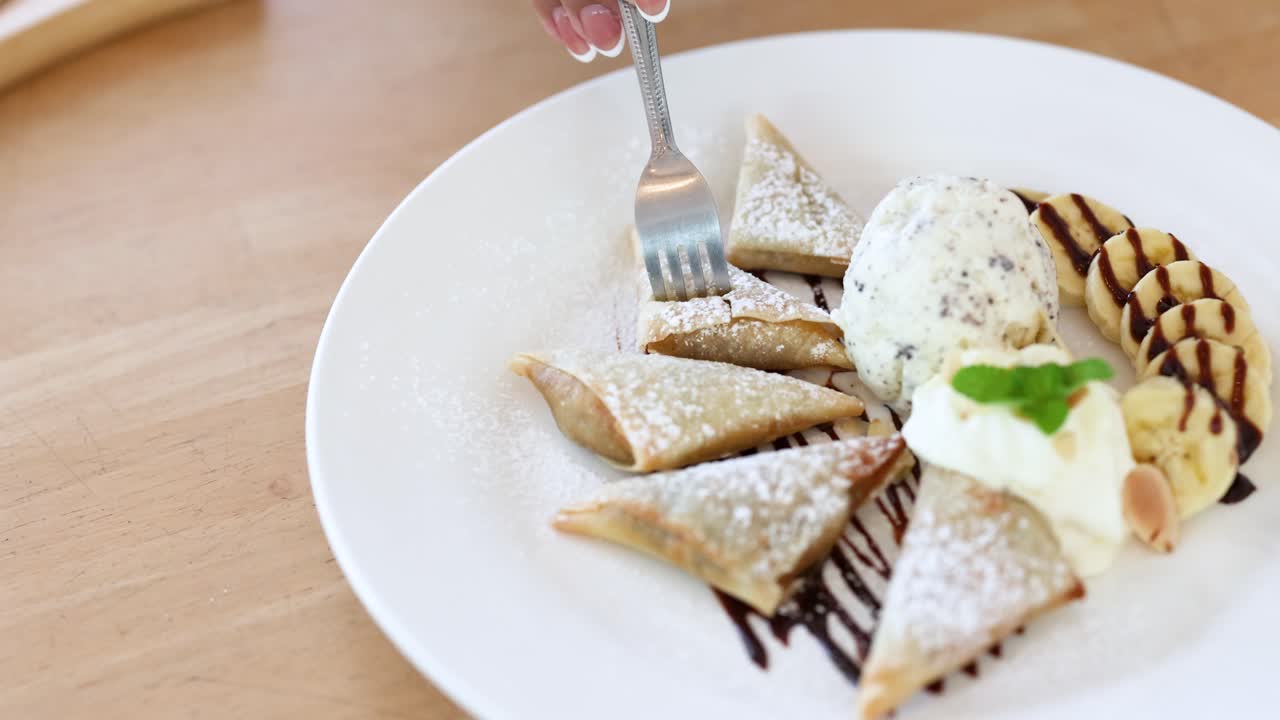 방의 떠다니는 시장에서 즐겨 먹는 맛있는 디저트