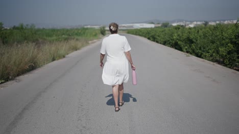 mujer caminando por un camino de campo