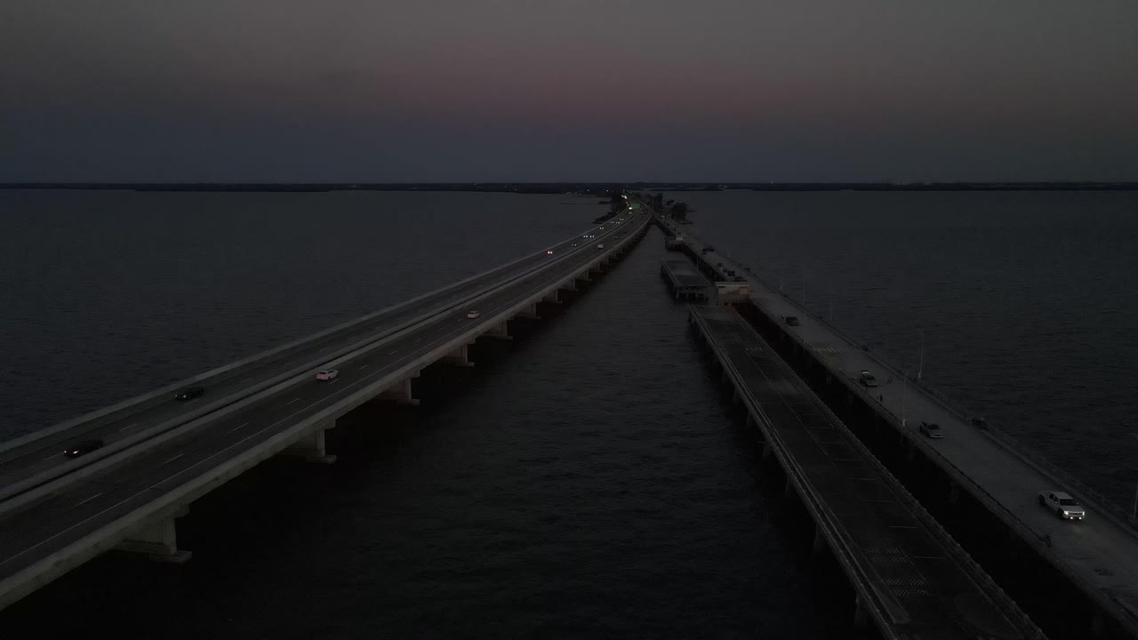 воздушный вид на движение на мосту sunshine skyway во время красивого захода солнца во флориде