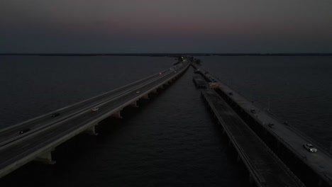 Vista-Aérea-Del-Tráfico-En-El-Puente-Sunshine-Skyway-Durante-La-Hermosa-Puesta-De-Sol-En-Florida