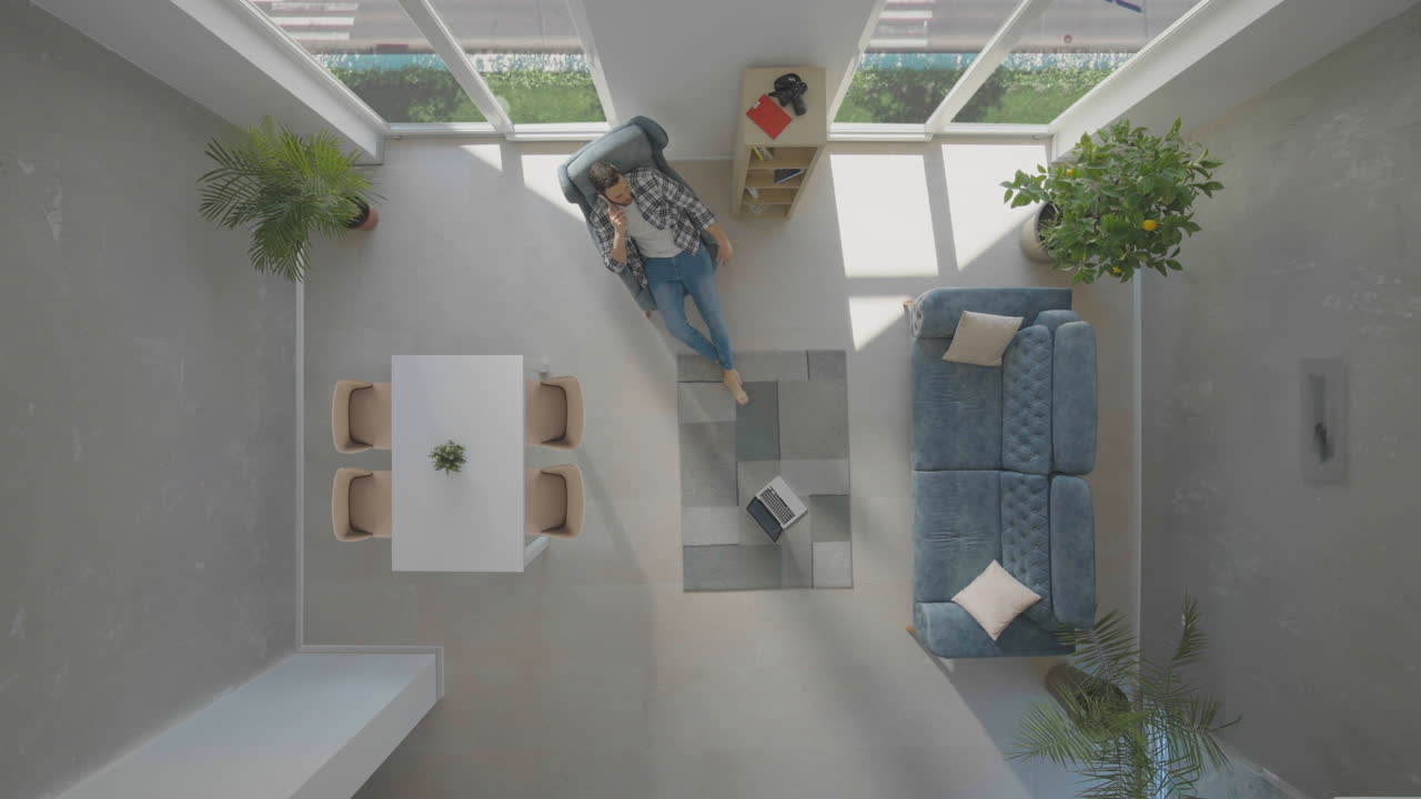 hombre sentado en el sillón y llamando