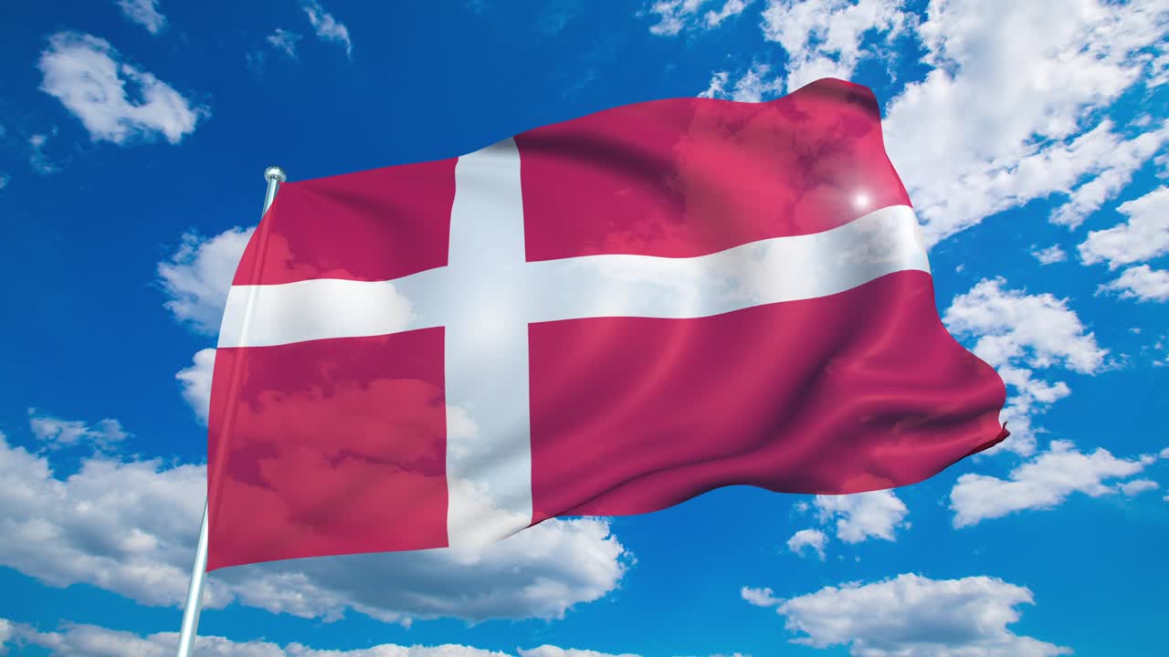 bandera de dinamarca con estructura de tela contra un cielo nublado (en bucle)