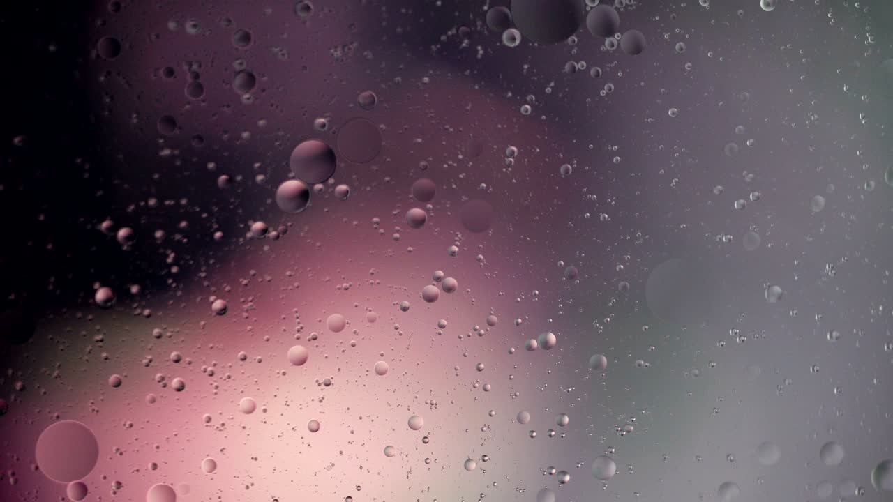 estructura fantástica de burbujas coloridas. movimiento caótico. pintura abstractamente colorida. vista superior. movimiento de burbuja en el líquido. superficie de aceite fondo multicolor. macro