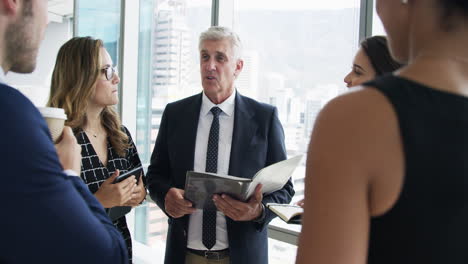 empresarios que tienen una reunión en el lugar de trabajo
