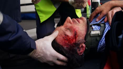 equipo de ambulancia cuidando a su persona herida