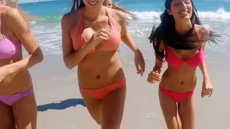 grupo de amigas corriendo en la playa