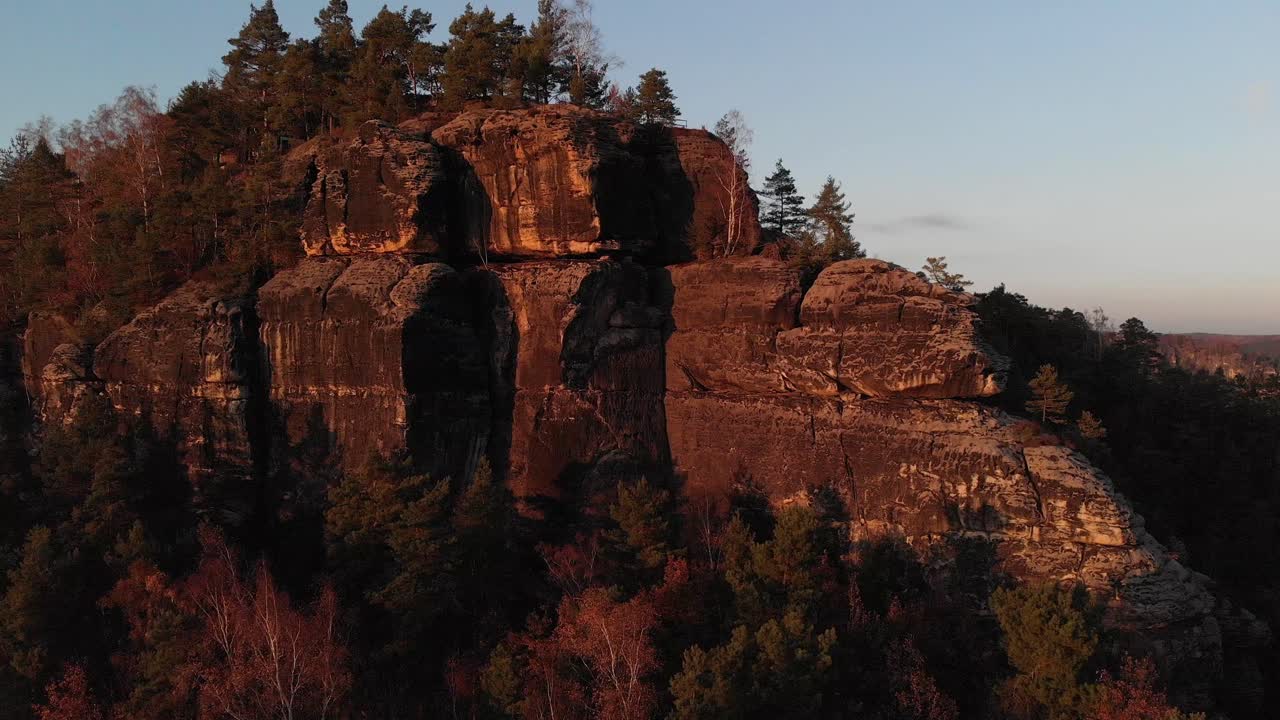 antena: volando por la montaña de arenisca en la suiza sajona durante la puesta de sol