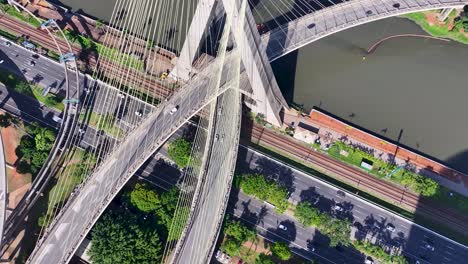 Puente-Atirantado-En-El-Paisaje-Urbano-De-Sao-Paulo,-Brasil.