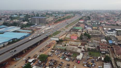 auto's en vrachtwagens bewegen op een snelwegbrug van een onderstedelijke nederzetting in lagos nigeria