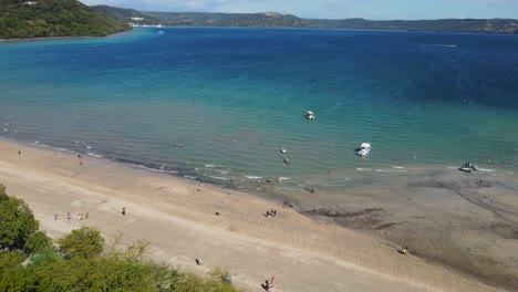 4k-Luftdrohne-über-Dem-Tropischen-Strand-Von-Nacascolo-Mit-Booten,-Costa-Rica