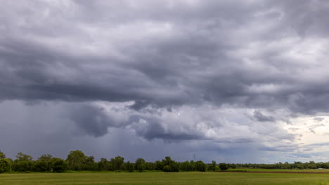 Lapso-De-Tiempo-De-Grandes-Nubes-De-Tormenta-Que-Se-Forman-Sobre-Un-Campo-En-El-Territorio-Del-Norte