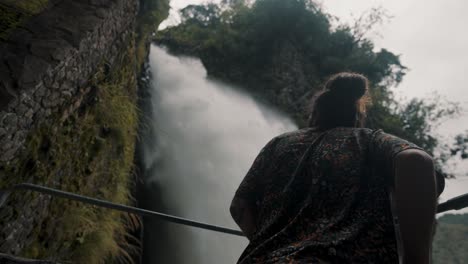 Hombre-En-El-Balcón-Mirando-La-Cascada-De-Pailon-Del-Diablo-En-Río-Verde,-Baños,-Ecuador