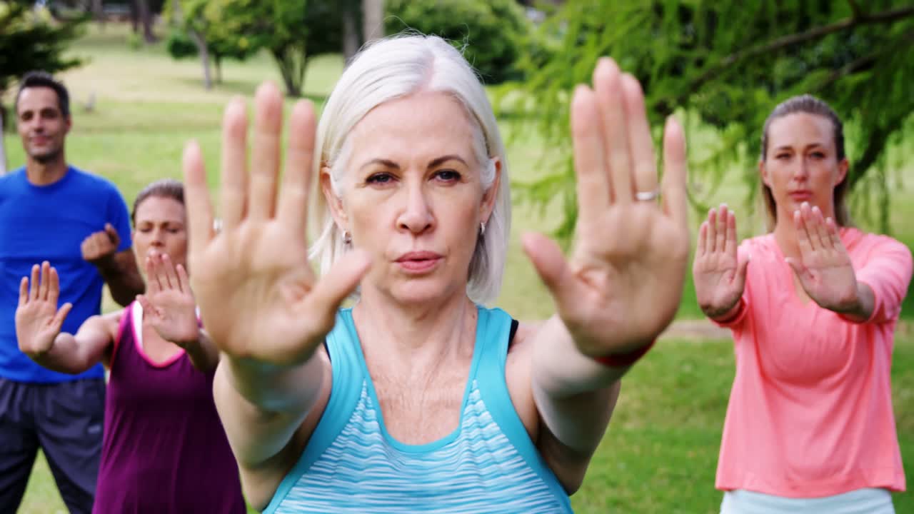 grupo de personas haciendo ejercicio juntos en el parque