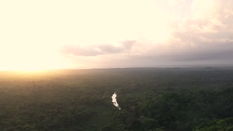 Jungla-Río-Puesta-De-Sol-Aéreo-Pan-Abajo-Tiro-4k