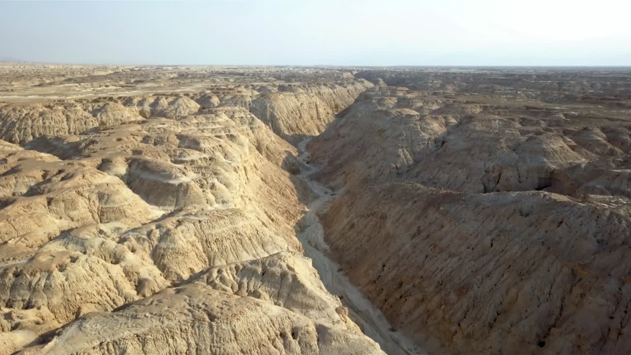 부드러운 퇴적암이 있는 큰 와디, 아라바 사막의 공중 풍경