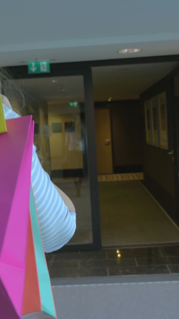 Mujer llevando bolsas de compras