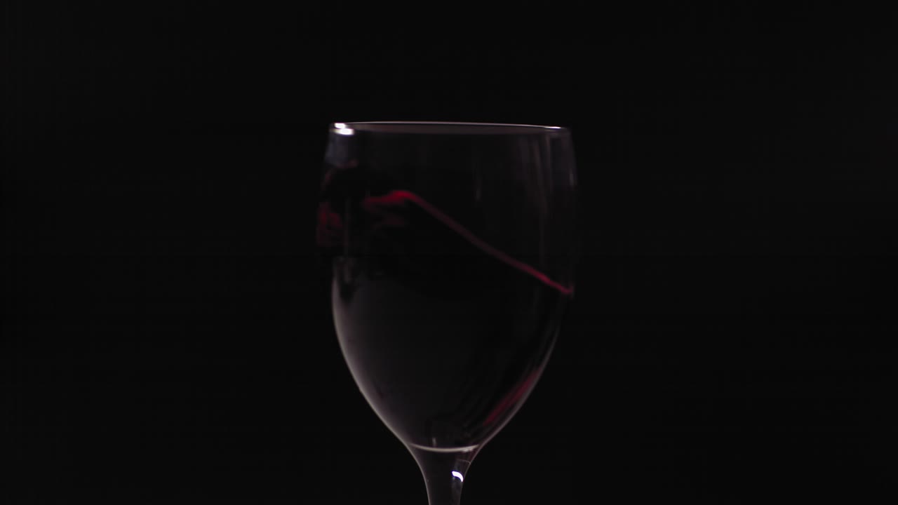 vino rosso che versa nel bicchiere