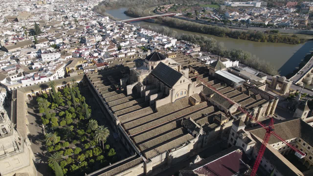 Mesquita ou Catedral de Nossa Senhora da Assunção perto do rio Guadalquivir, Córdoba na Espanha.