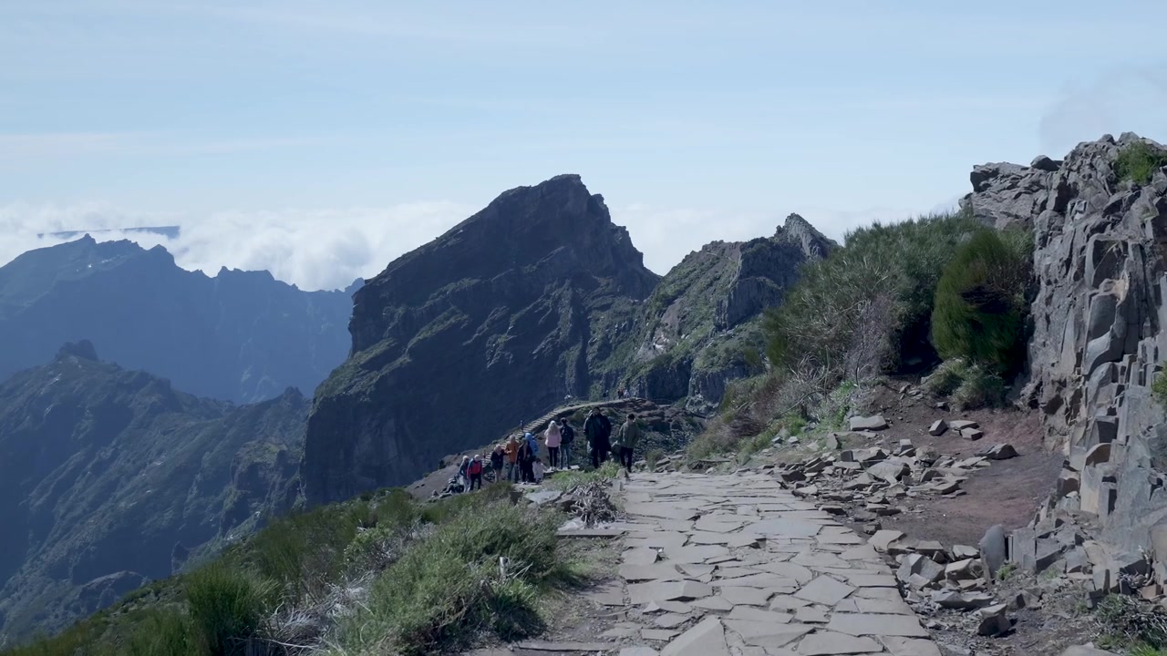 Grupo de caminhantes em uma trilha de montanha na Madeira.