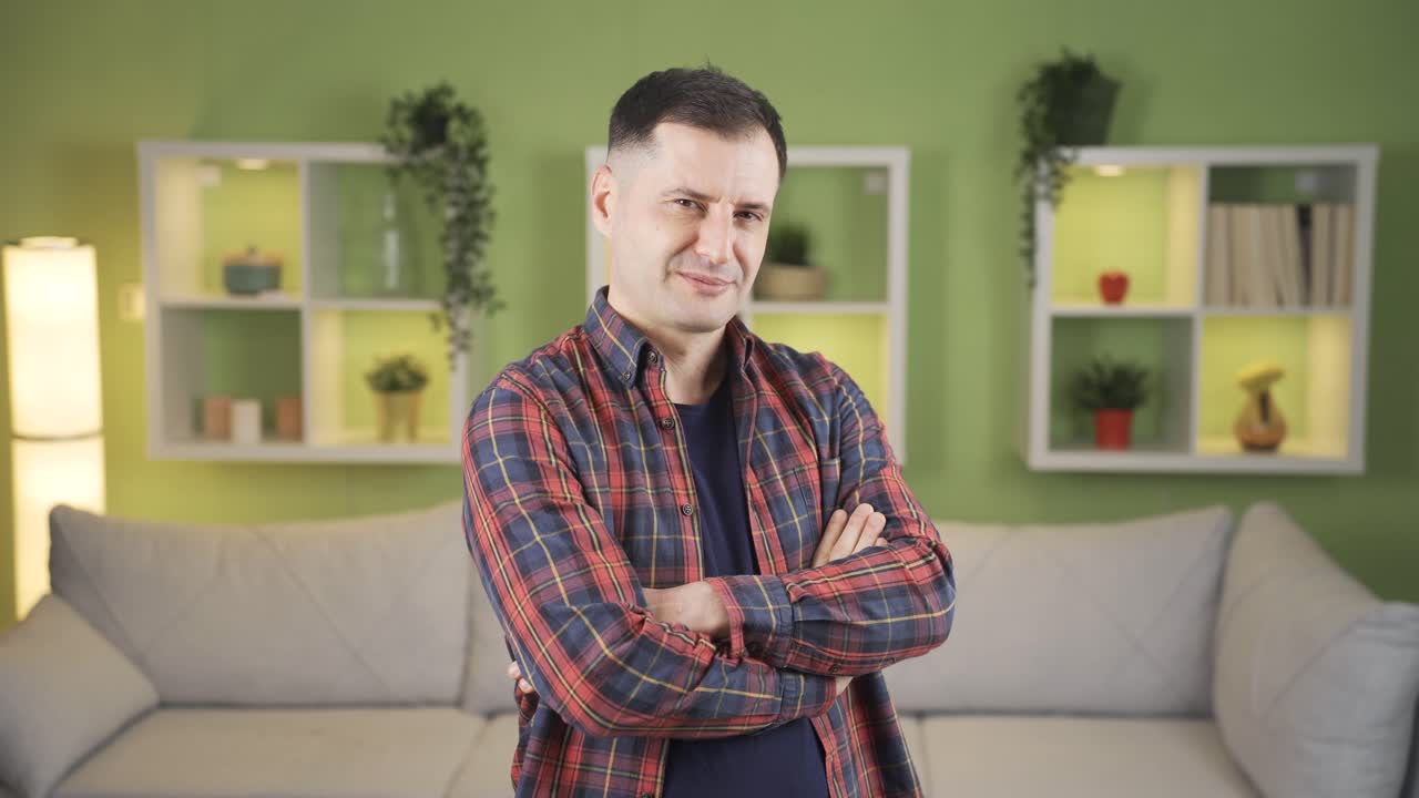 el hombre apunta a la cámara y sonríe alegremente, eligiendo a la afortunada.