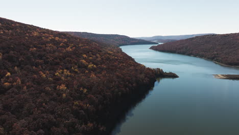 Aguas-Tranquilas-Del-Lago-Durante-El-Otoño-En-El-Parque-Estatal-Lake-Fort-Smith-En-Arkansas,-EE.UU.---Disparo-De-Drones