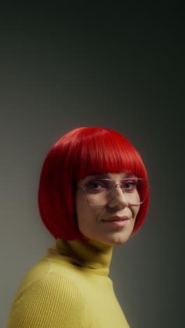 mujer de cabello rojo y suéter amarillo